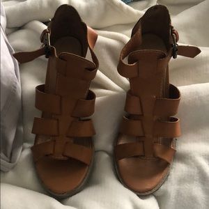 Strappy light brown heals